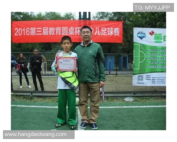 足球球星挑战小学生单挑谁能胜出引发网友热议